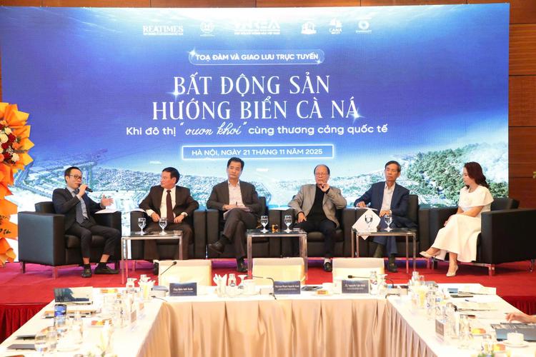 Các diễn giả cùng thảo luận về bất động sản Cà Ná tại tọa đàm